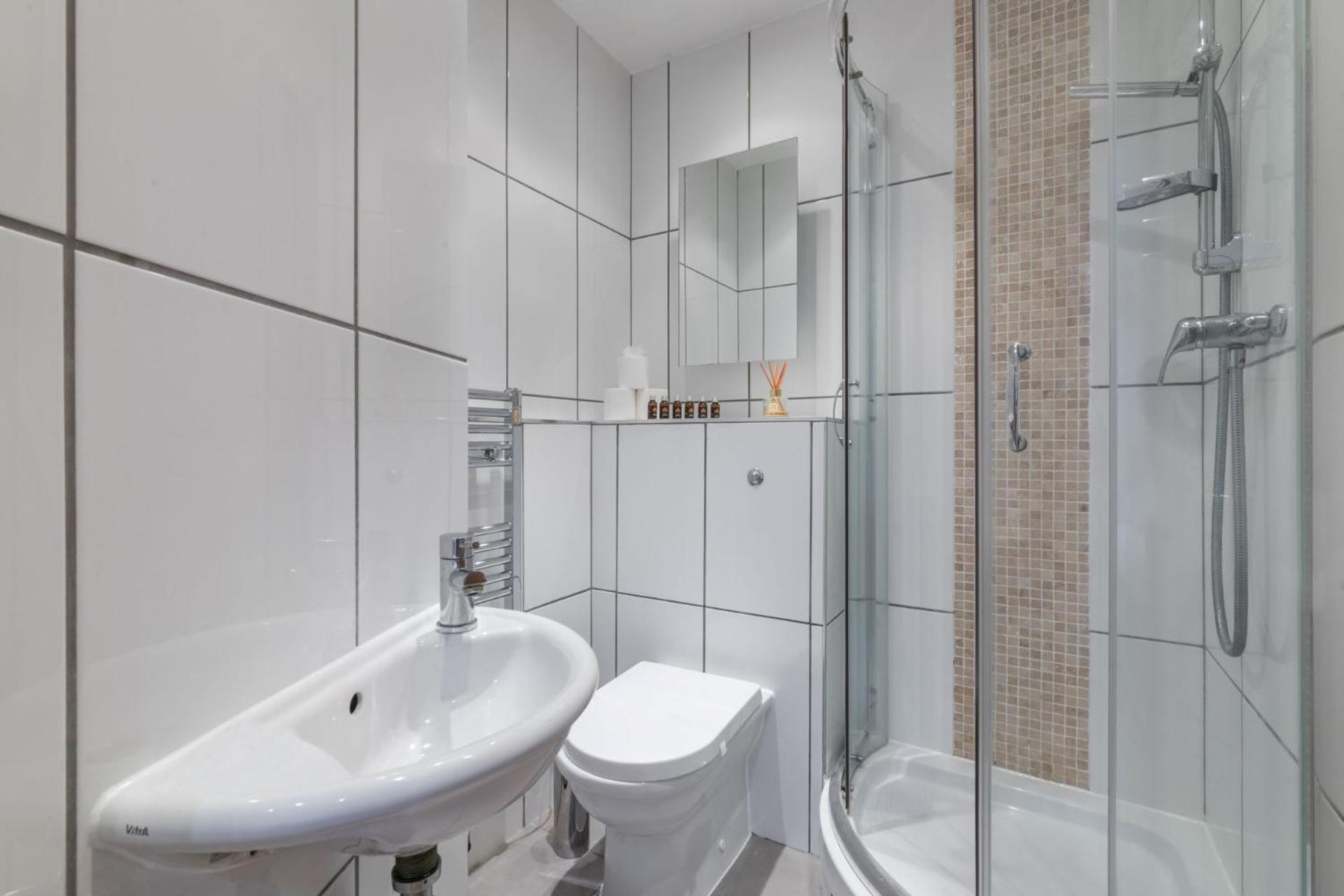 Home For All - Fitzrovia - By Frankie Says London Luaran gambar