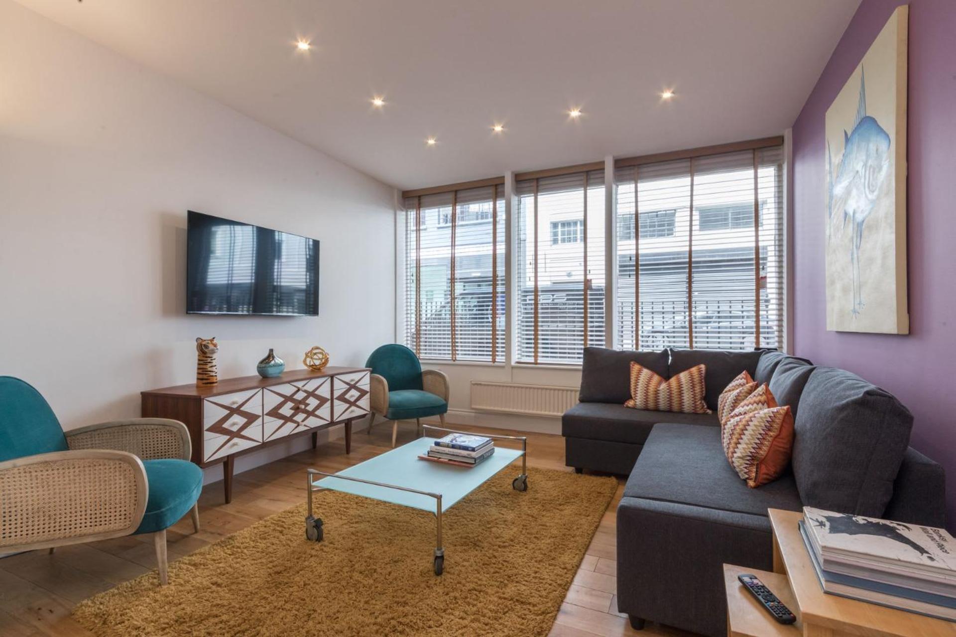 Home For All - Fitzrovia - By Frankie Says London Luaran gambar