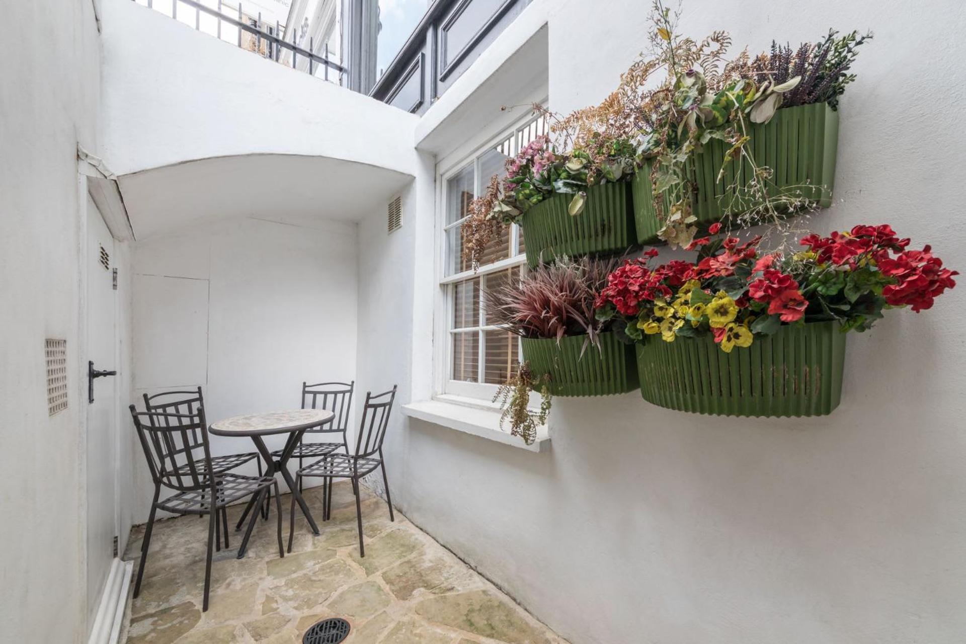 Home For All - Fitzrovia - By Frankie Says London Luaran gambar